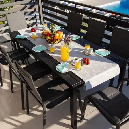 Ivana - Private Pool Holiday home *