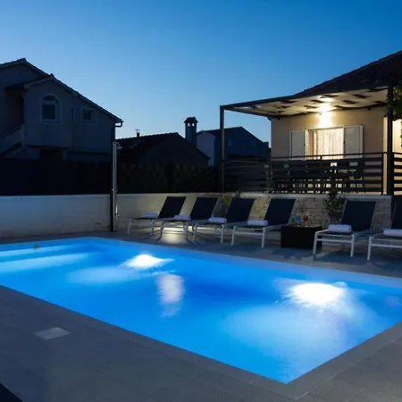 Ivana - Private Pool Holiday home Privlaka (Zadar)
